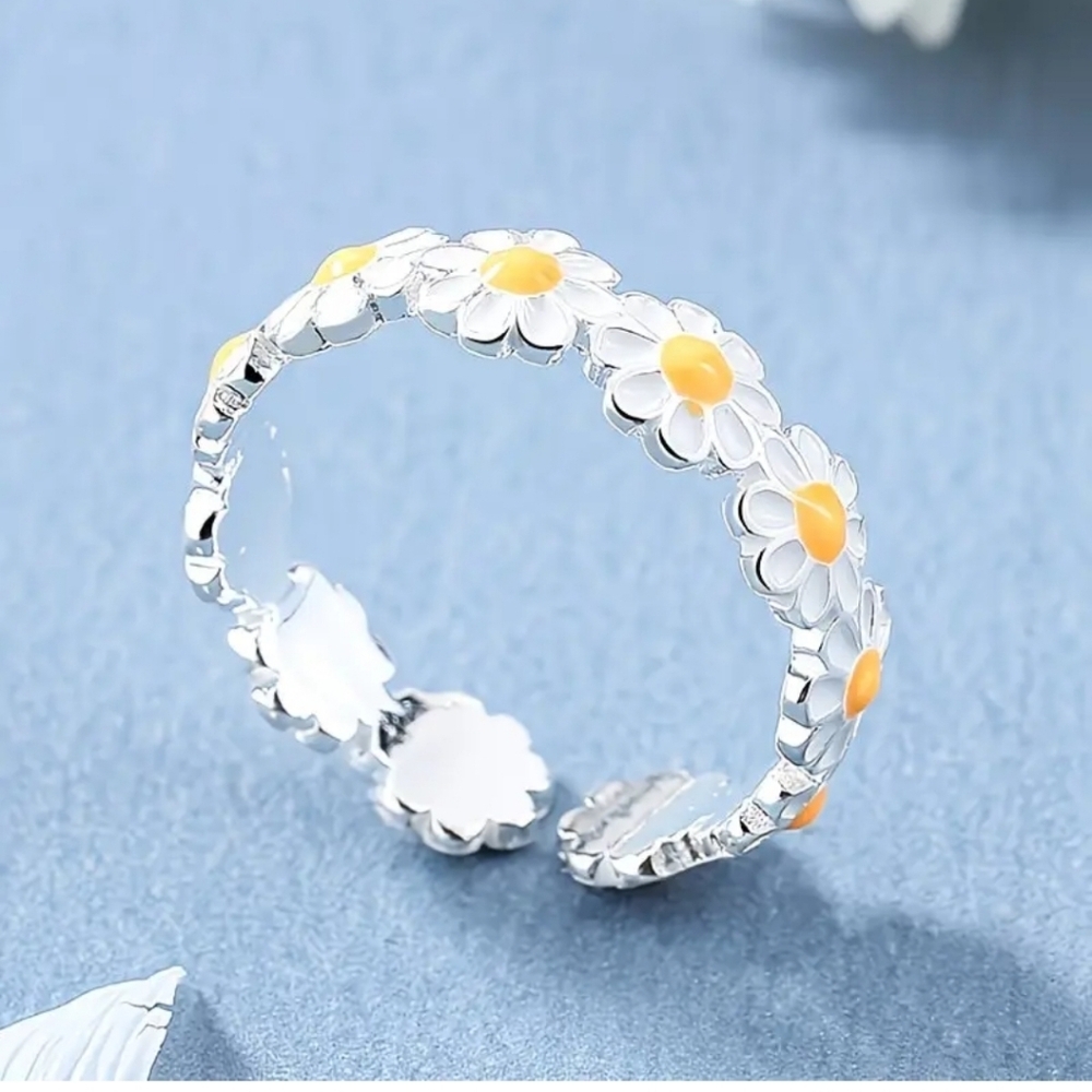 ✨3 FOR $28✨🆕️🌼 WHITE & YELLOW DAISY ADJUSTABLE RING / TOE RING🌼 - Picture 3 of 10
